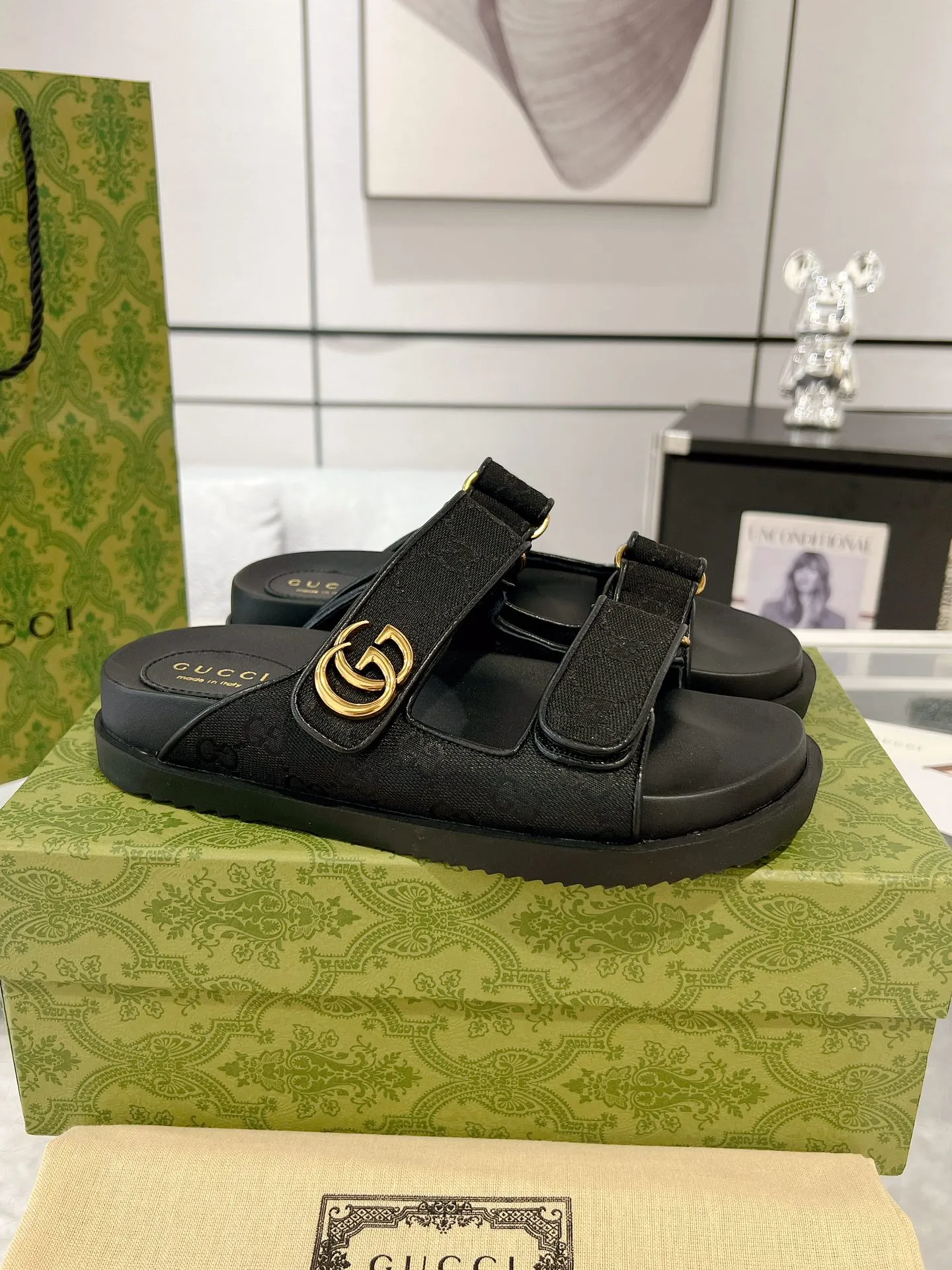 👟👟Ex-factory price 480👟👟 The latest Guccl24ss new product Double G women's Velcro sandals😎 These flat sandals are designed with Velcro straps, which are modern and sporty, bringing comfort. This accessory is crafted from light blue and ivory white GG denim fabric. The upper straps are decorated with elegant Double G-shaped accessories, showing a unique style. Gucci classic presbyopic cloth surface...hot diamond surface...rubber outsole...ZP molded midsole feet...original metal buckle/rhinestone surface Code number: 35 to 42 (41.42 is custom-made and non-refundable)